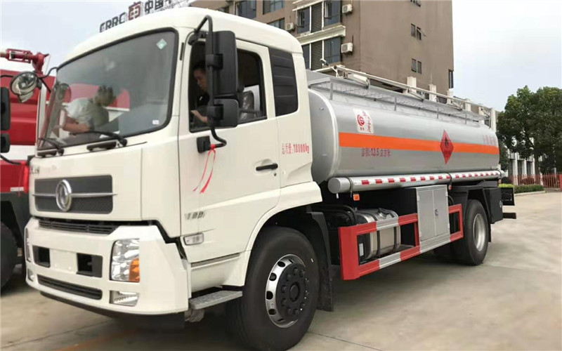 12噸東風(fēng)天錦加油車發(fā)往湖南永州
