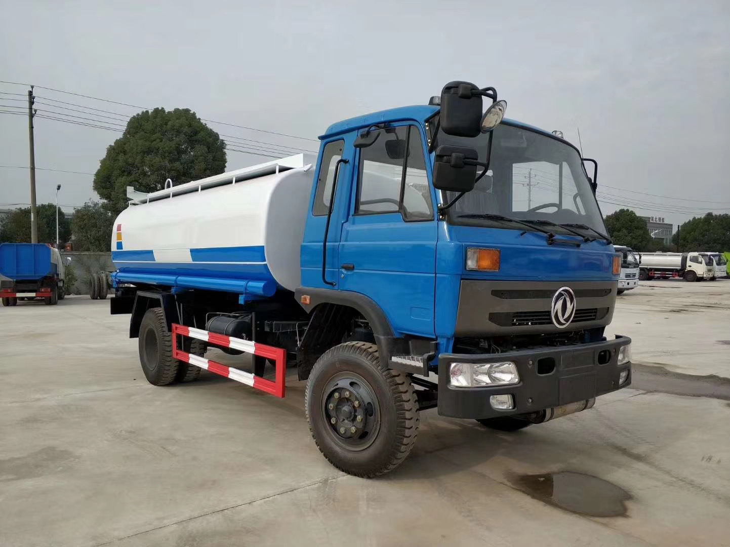 10-12噸東風(fēng)油罐車圖片