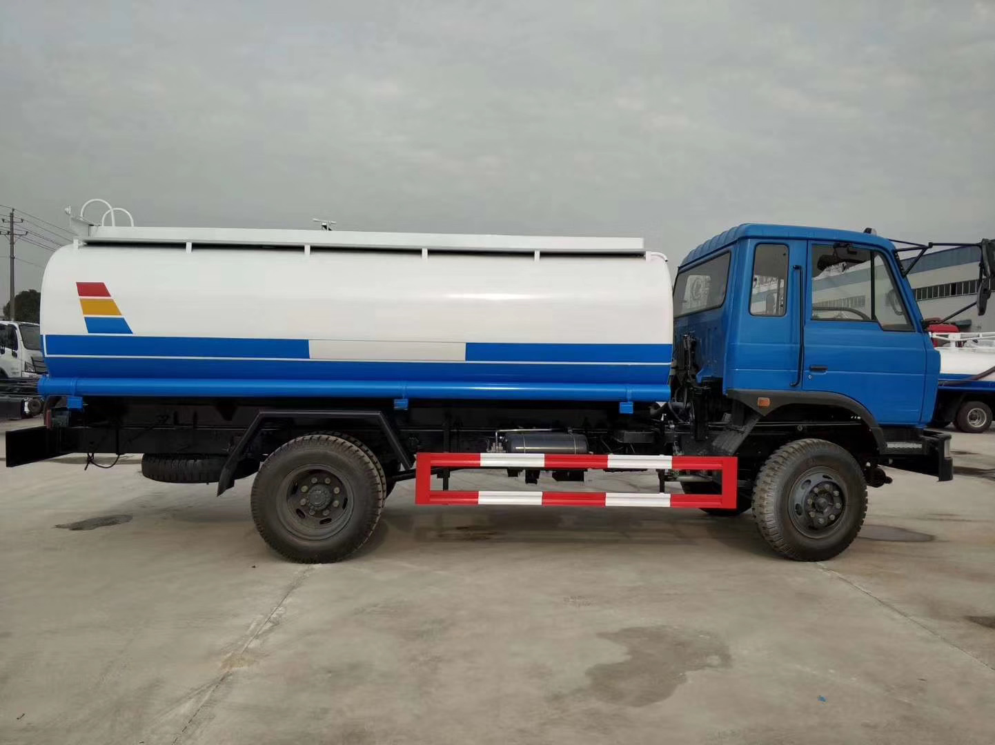 10-12噸東風(fēng)油罐車圖片