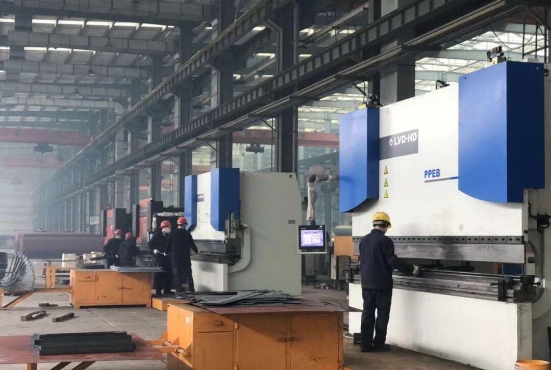 湖北楚勝汽車有限公司車間繁忙景象